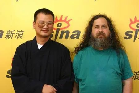 图为美国家工程院院士Richard Stallman与自由软件运动倡导者洪峰