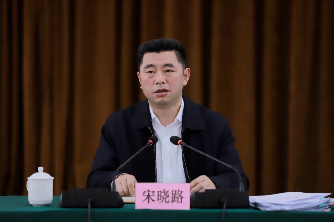 市委书记,市委财经委主任陈少荣主持会议并讲话.