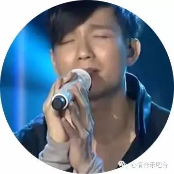 陈楚生再次演绎经典名曲《有没有人告诉你》,台下粉丝们...