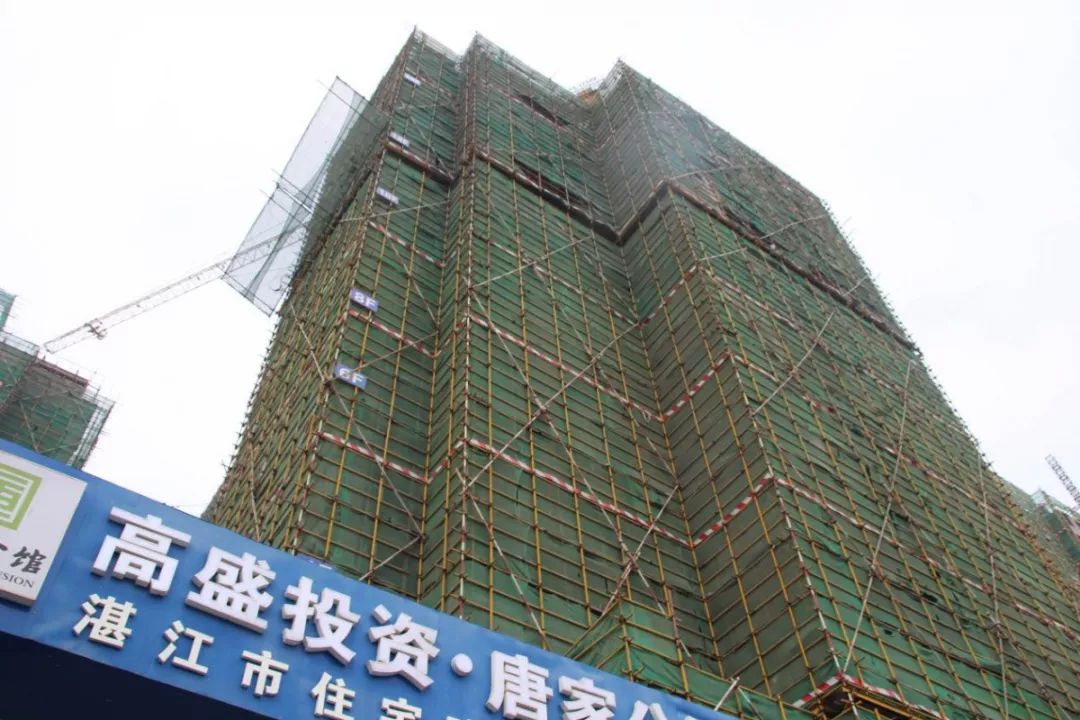 经过一年半建设时间,唐家公馆现场已见规模,多栋建筑已封顶,主要住宅