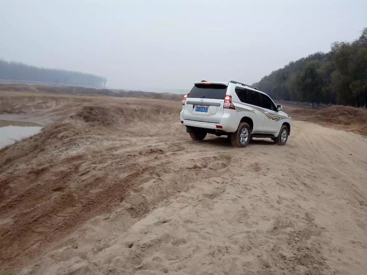 这些项目包括草地行驶,穿林行驶,沙地行驶,交叉轴测试,涉水测试,爬坡