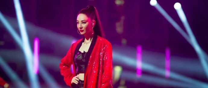 郑希怡“点头杀”帅翻全场,谁知道她是“厄运连连”的倒霉姐姐
