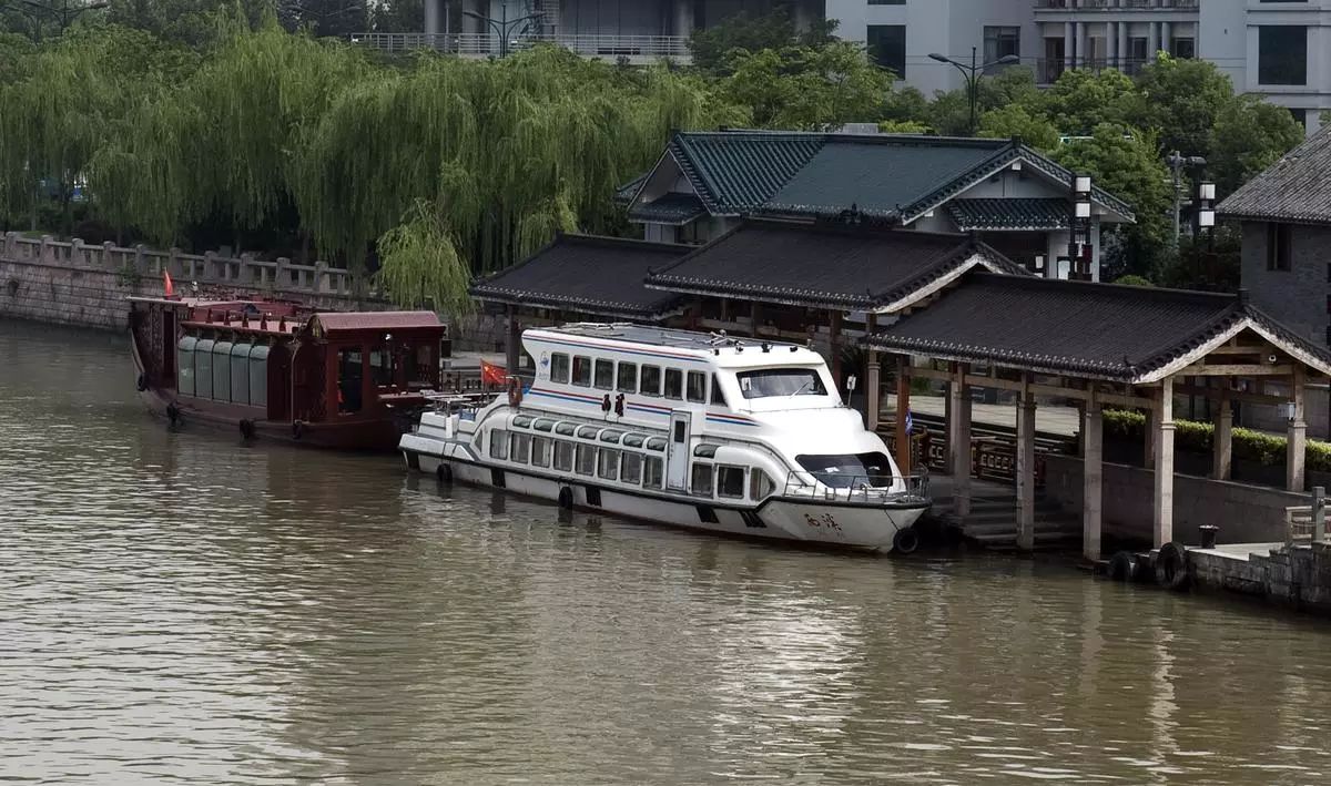 如果说乘船是游西湖的最佳游览方式,那么乘坐水上巴士则是游运河的