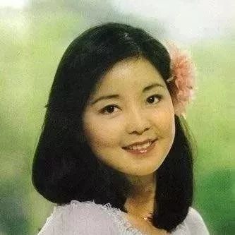 晨曲:《横须贺ストーリ》,邓丽君和山口百惠1977年同台演唱