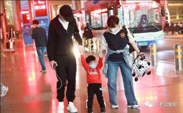 罕见陈晓携4岁儿子现身机场小星星正脸曝光陈晓一路尽显父爱