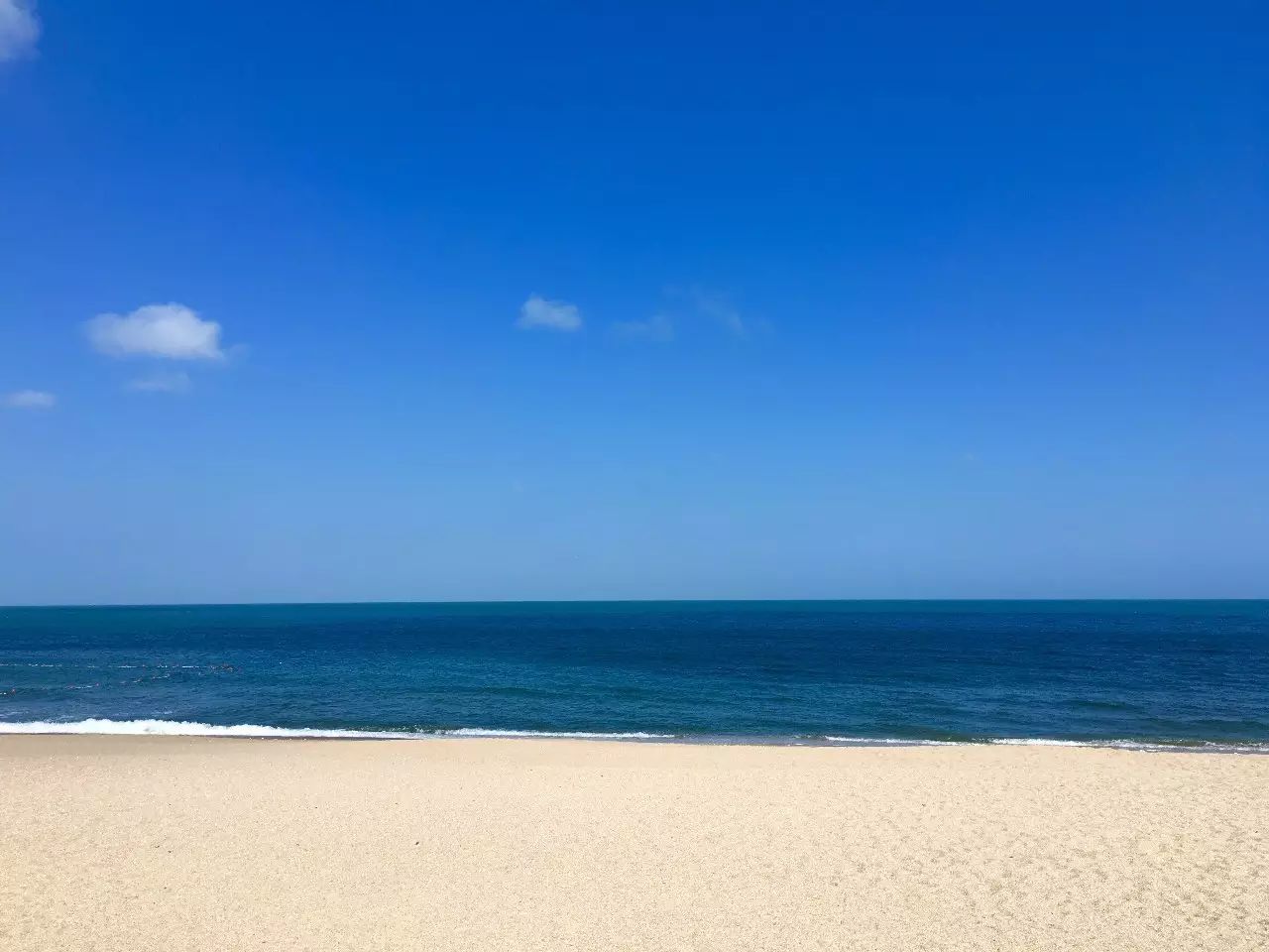 每间客房都能远眺窗外天海一线的极致美景,露台上设有私人温泉池,可以