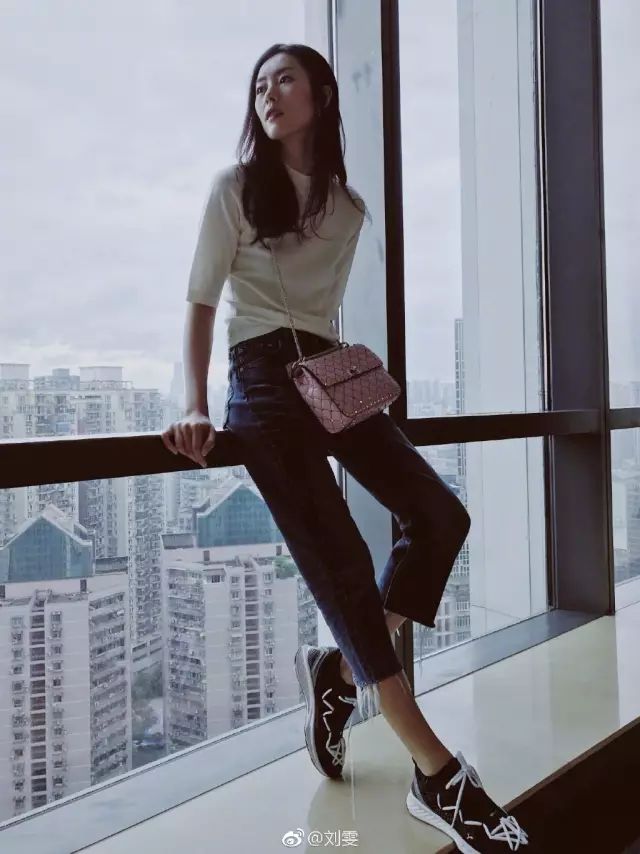 黑裤子配什么鞋子 学生_黑裤子黑衣服配白鞋子_白裤子能不能配黑鞋子