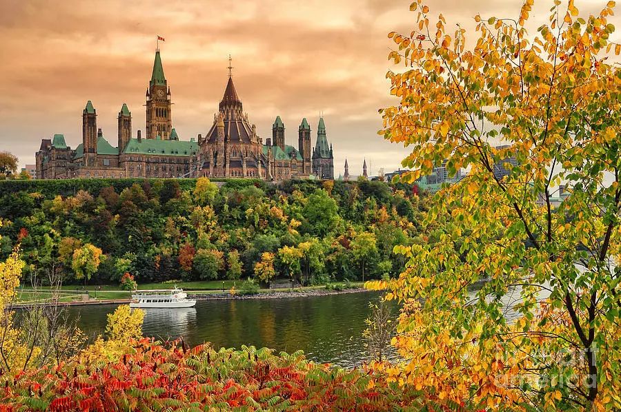 国会山庄 国会大厦位于加拿大首都渥太华的国会山上,是渥太华乃至整个