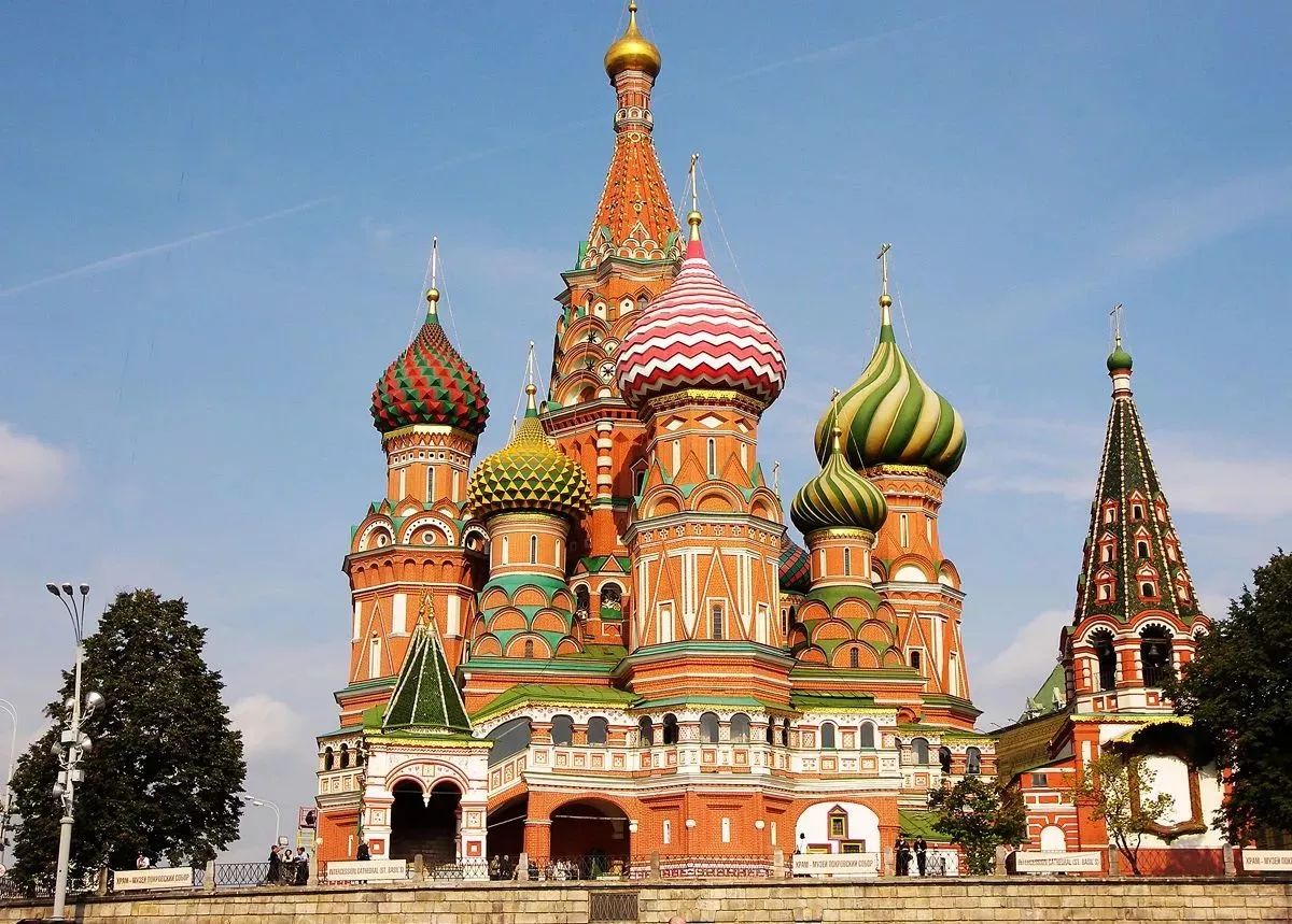 这座教堂是为了存放俄罗斯东正教圣物——《喀山圣母像》而建的.