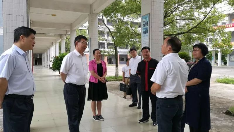 8月2日-3日,副省长黄宁生到我县调研民族教育、扶贫和加快发展等工作情况,要求我县继续优化民族地区教育公共资源,加大扶持力度,支持民族地区加快发展。 市领导李新全、雷玉春,县领导刘泽和、唐金文、沈碧霞与市县相关单位人员陪同调研。 副省长黄宁生一行先后深入到三排油岭古排、南岗千年瑶寨、连水墩龙瑶寨等地调研特色旅游、扶贫、美丽乡村建设等工作,深入大坪镇大古坳小学、连南民族体育馆、石泉小学、民族高级中学、南岗村天堂坳教学点等地,实地调研连南民族地区教育教学、新高考改革应对、人才培养等情况。 黄宁生十分关心民