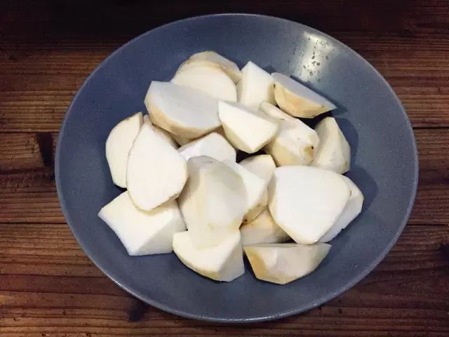 鸡肉麻辣鲜香,芋儿粑糯入味,这道菜有点巴适哦