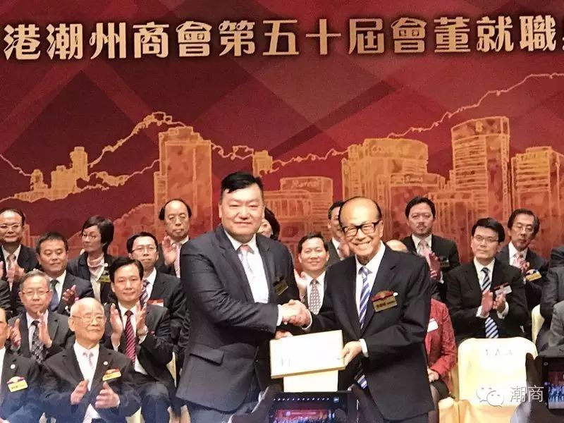 李嘉诚先生为香港潮州商会第50届会长,副会长颁发证书
