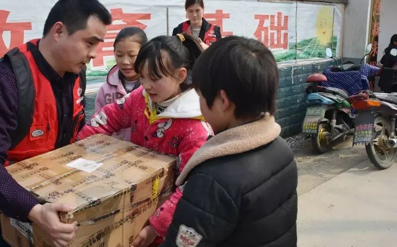 此次"传递爱心,书送希望"公益行的善款是由胜博建设有限公司定向捐赠