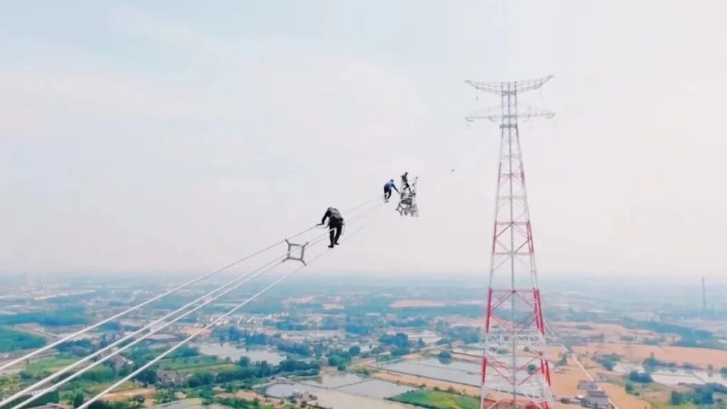 世界最高输电铁塔启动跨长江放线-1