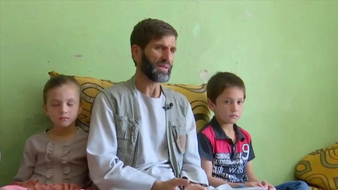 CGTN记者黄越探访美军机场撤离乱局下失去两个儿子的家庭⭐CGTN走进阿富汗：战争疮疤未愈 重建前路艰难-2