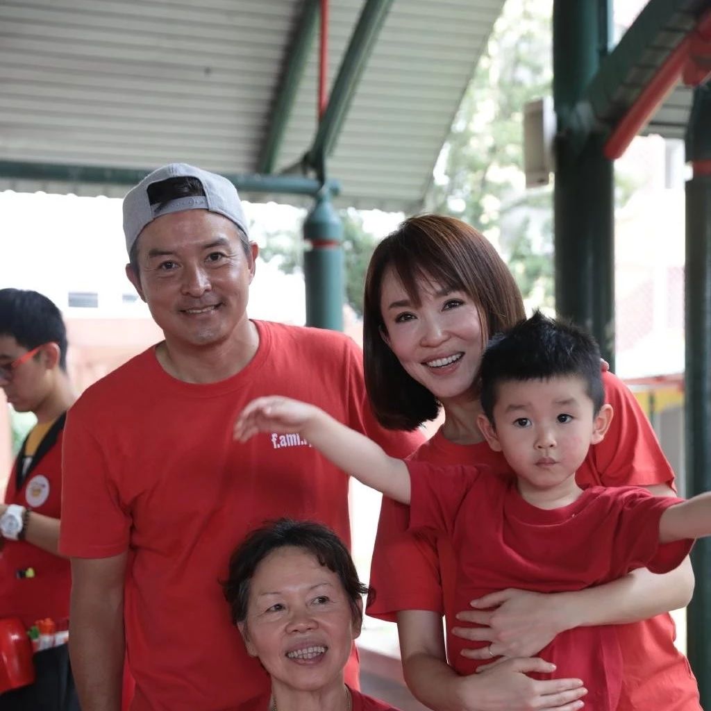 范文芳儿子扮小狮子接机李铭顺 超级幸福的一家人