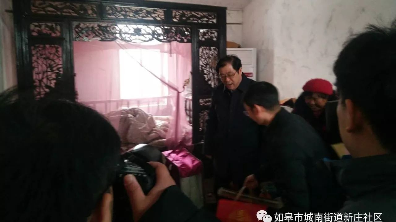 陈晓东书记慰问我村低保户