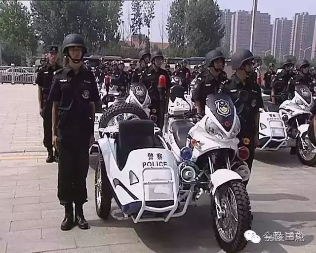 又要回来了 今天上午 一排排一辆辆崭新的警用三轮摩托车 停在了市