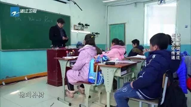 老狼给同学们播放朴树演唱版本《送别》,并讲解歌词变迁