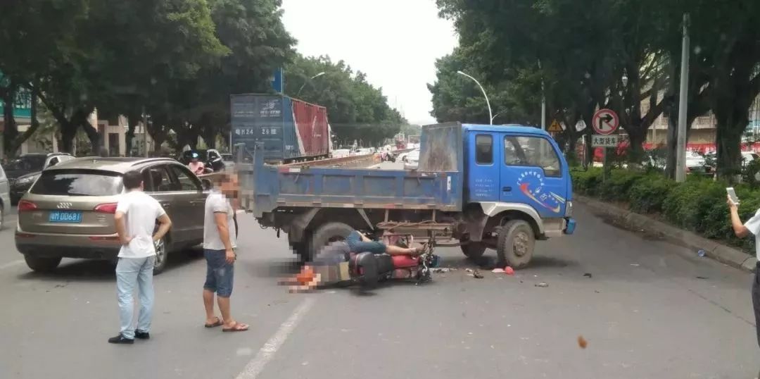 惊魂!梅州锭子桥车站门口摩托车撞货车,看完你还敢开快车吗?图片