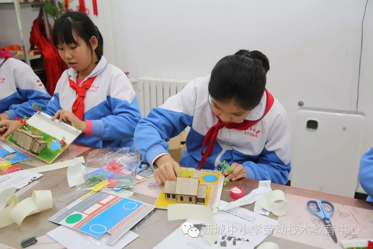 2016年10月24日,北京小学天宁寺分校,五年级学生来劳技中心上劳技课