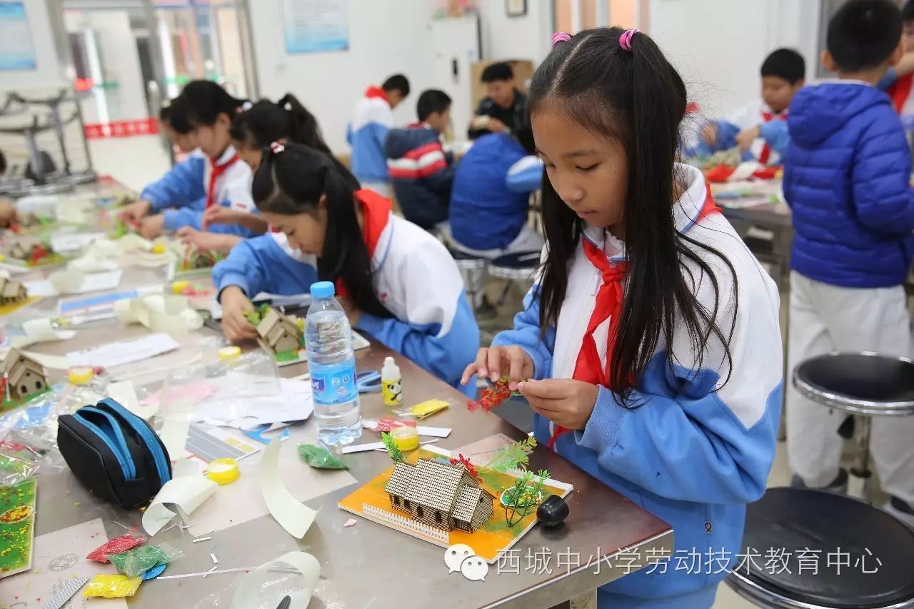 2016年10月24日,北京小学天宁寺分校,五年级学生来劳技中心上劳技课