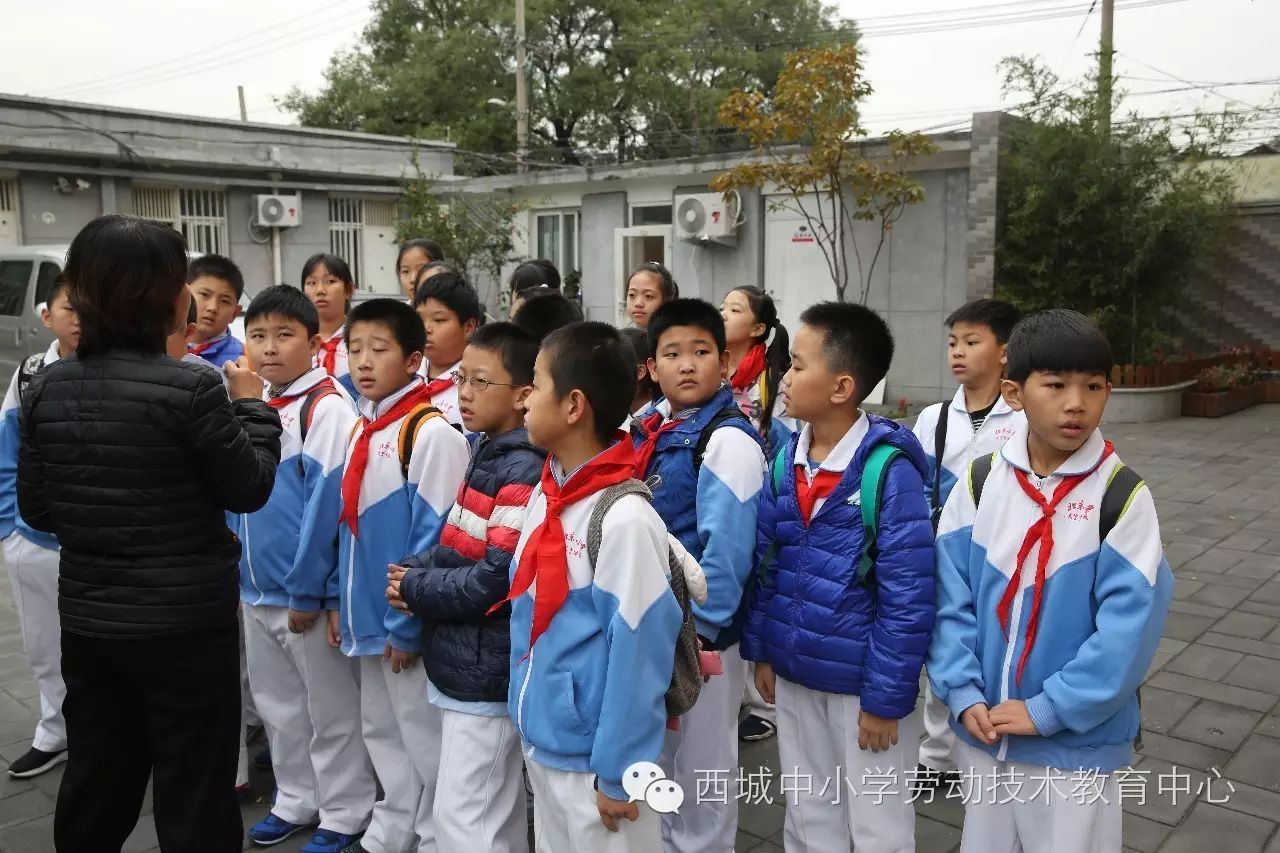 2016年10月24日,北京小学天宁寺分校,五年级学生来劳技中心上劳技课