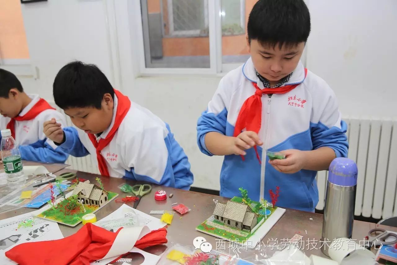 2016年10月24日,北京小学天宁寺分校,五年级学生来劳技中心上劳技课