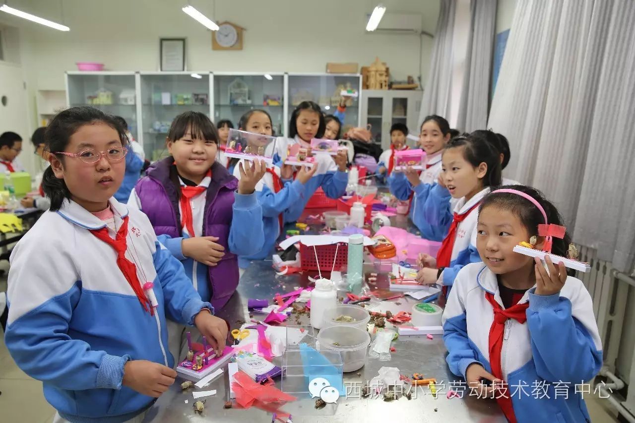 2016年10月24日,北京小学天宁寺分校,五年级学生来劳技中心上劳技课