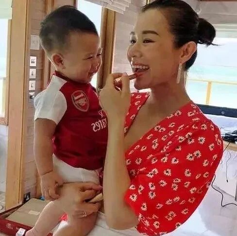 胡杏儿儿子看到妈妈涂口红变漂亮,乐不可支,笑得也太像爸爸了吧