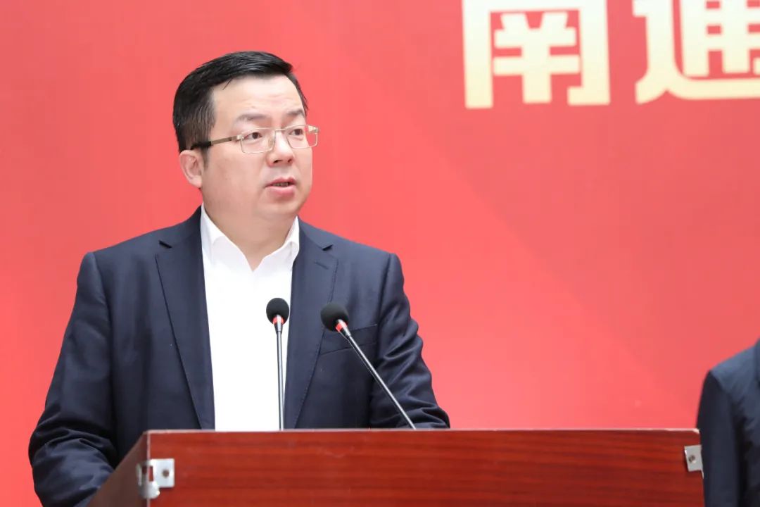 区委常委,南通高新区党工委常务副书记高洪军主持会议.