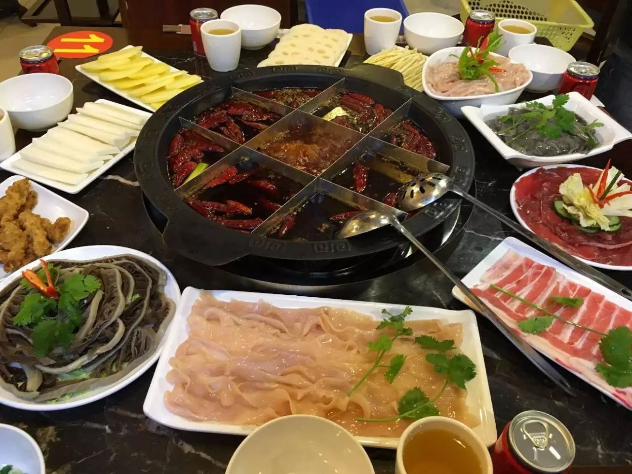 疯了疯了!资中这家重庆老火锅店老板简直疯了?开店不为赚钱,竟是为了.