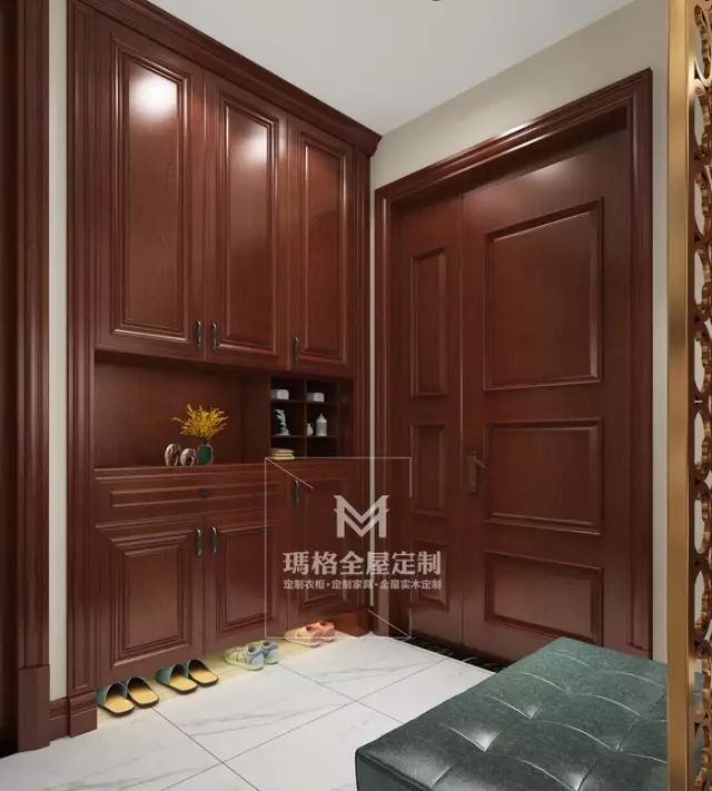 茶色通壁鞋柜雍容大气,上下柜封闭,中间镂空展示,既能展示居者的收藏