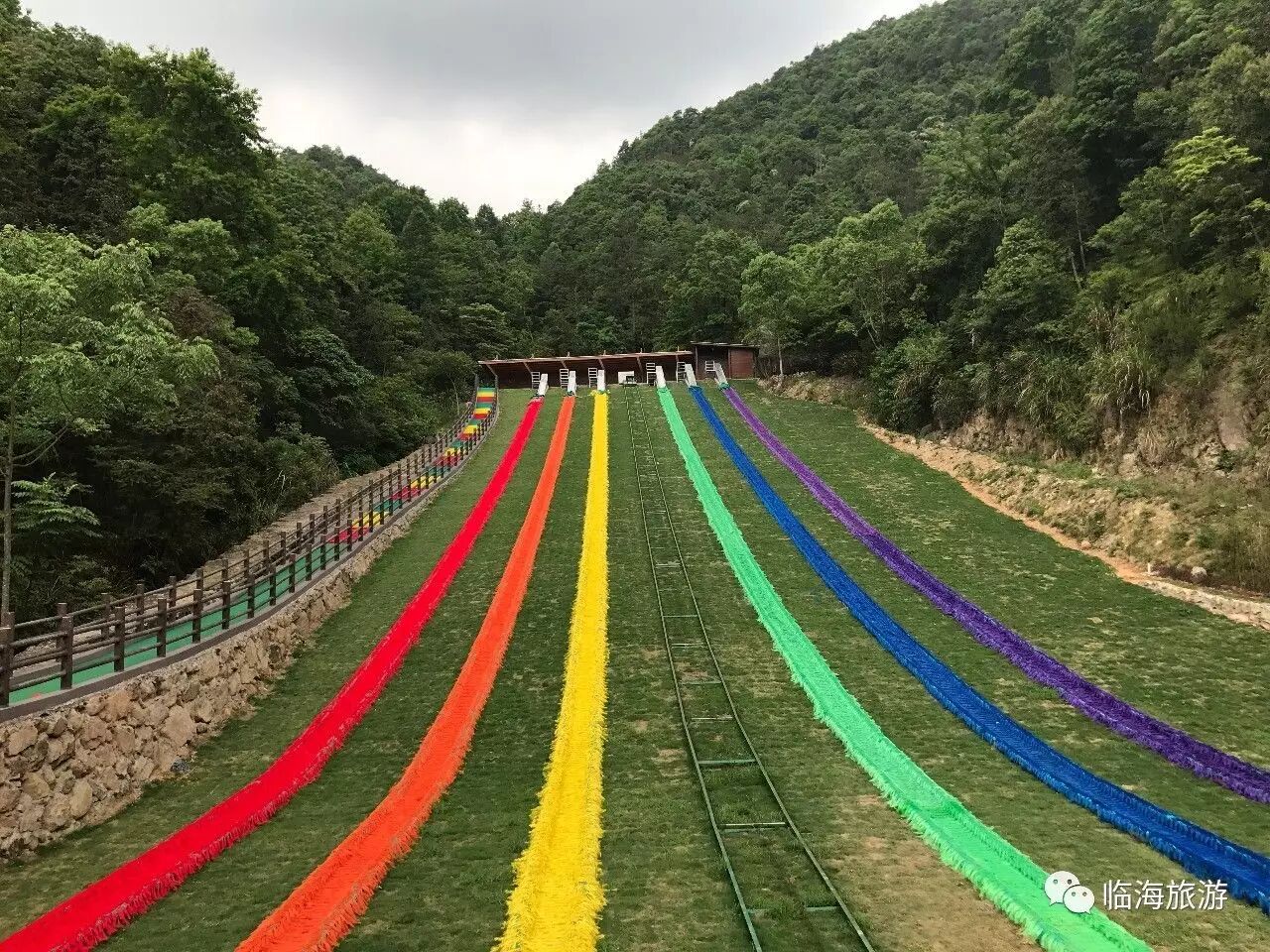 吹吹凉风 观赏音乐喷泉 消消一天的疲惫 第二天 峡谷之旅 9:30滑草场