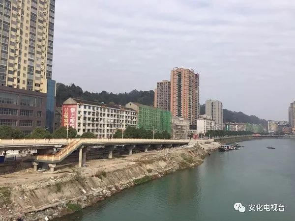 该桥是安化县城资江上架设的第三座大桥,这座"人"