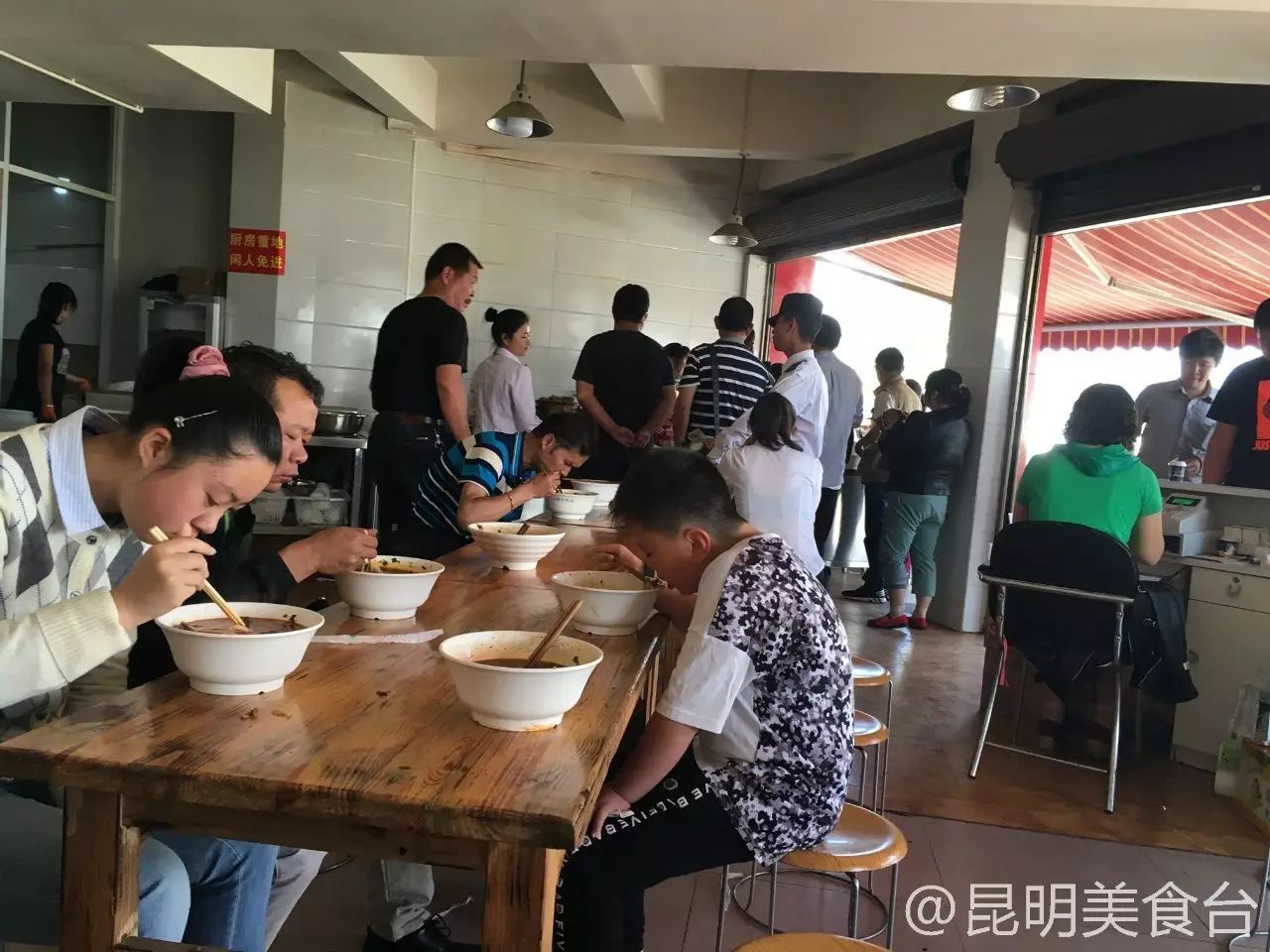 昆明连走道上都坐满人的万恶面馆,夜深回想起都会让人口腔湿润