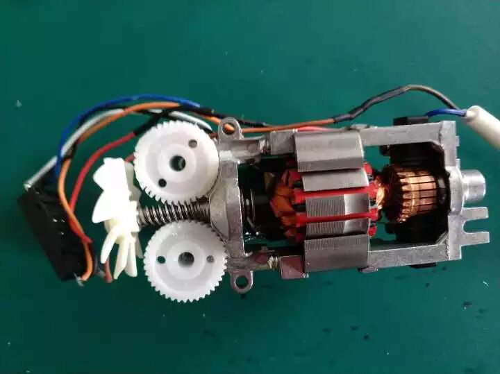 同时还可以带动后侧的白色大风扇转动,以达到为电机散热的功效.