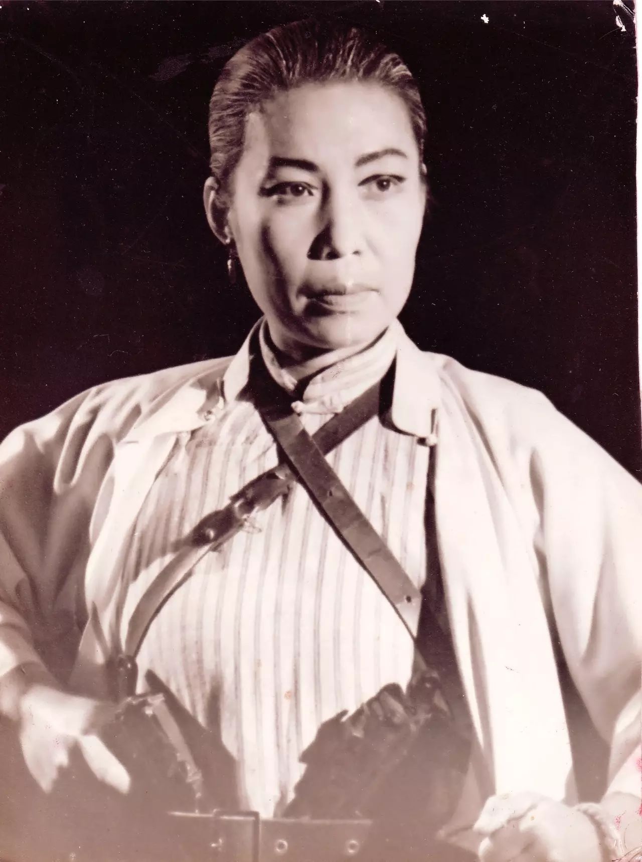 她的演艺生涯中,在大型话剧《红岩》中扮演双枪老太婆的形象最为成功