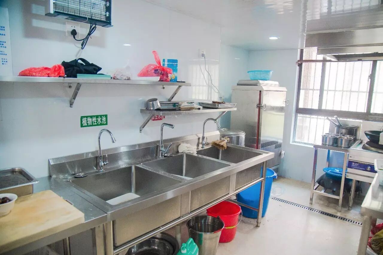 一改很多吃货对快餐店脏乱差的印象,在这里,厨房始终都保持着最基本的