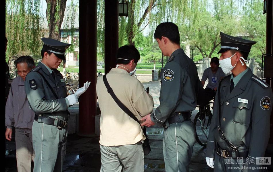 配图 侵删)2003年4月27日,北京,北京大学内一名学生出校门前,保安检查