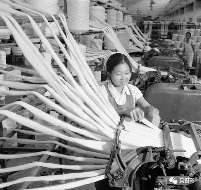 于嘉祯 摄 1964年9月12日,天津毛条厂职工在学赶先进活动中,革新