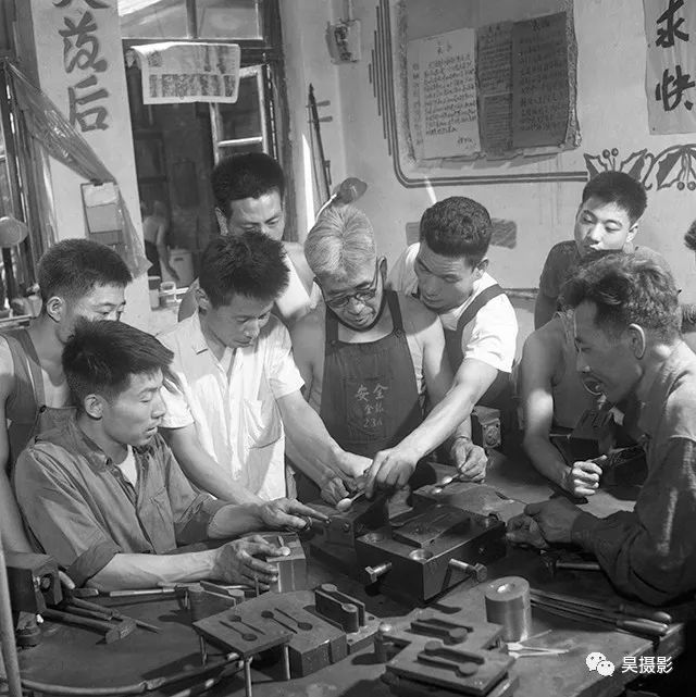 1965年8月6日,天津金银制品厂模具组工人正在研究新技术.孙成 摄