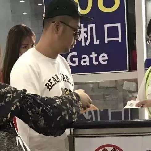 杜海涛沈梦辰日本约会被拍 女方长发披肩秀美腿