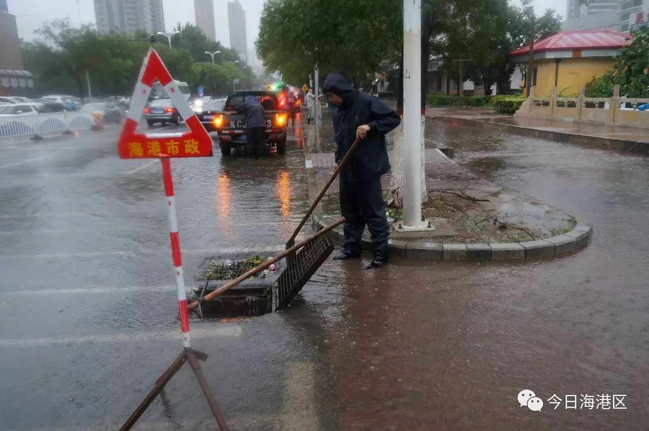 狂风暴雨里,你知道有多少人在默默守护吗?今天他们刷爆朋友圈!