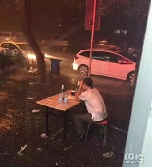 温岭一男子在大雨中孤独买醉掩面哭泣 看着都觉着心酸