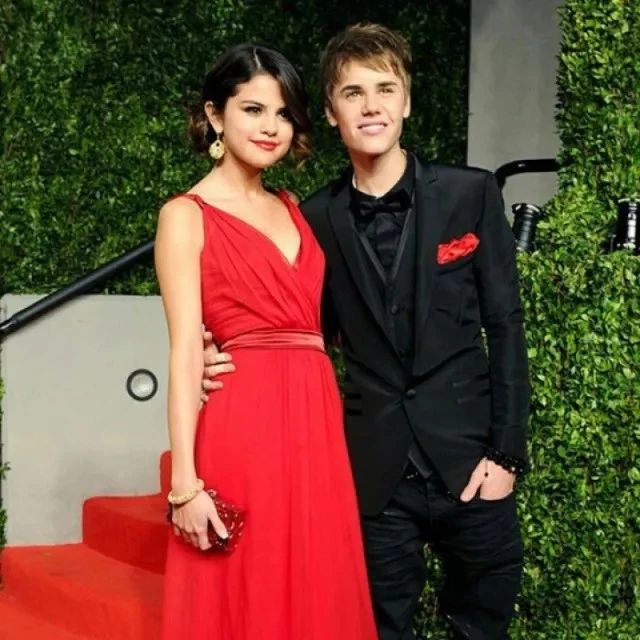 只因5件红色礼服,设计师就公开说Selena太丑?