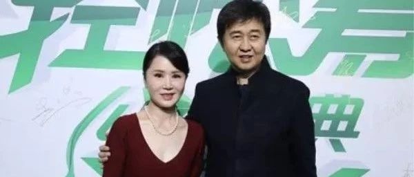 任静付笛声再次合体现身,一条红裙穿了无数次,混的这么惨?