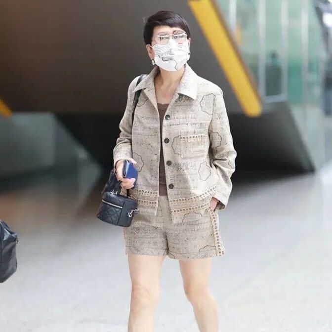 张凯丽走机场打扮清凉,腿竟然比年轻人还细长,包装下就是漂亮!