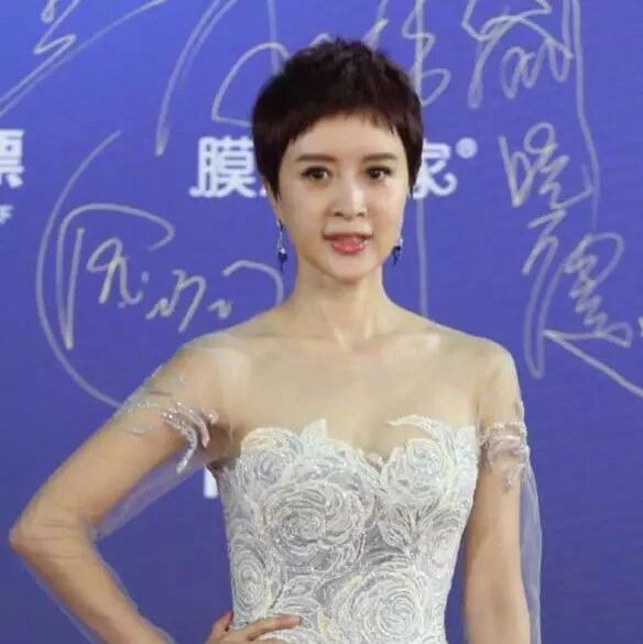 金巧巧知道网友吐槽她的红头发?走红毯染成黑色,顺眼多了!
