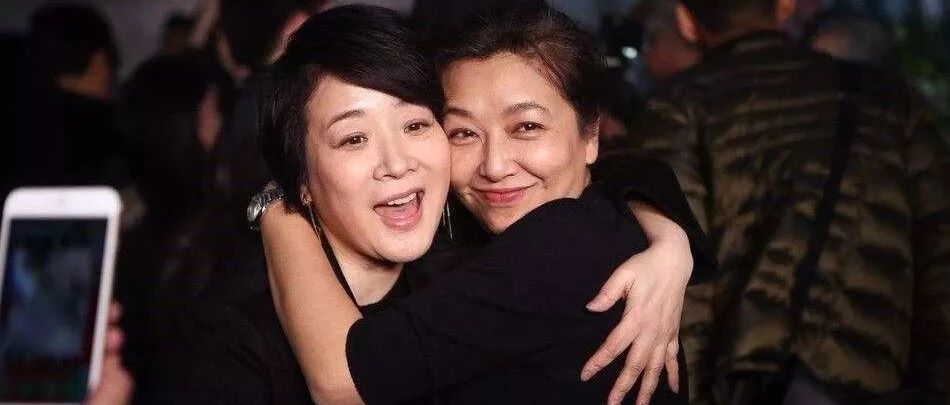 陈小艺才51岁,提前进去老年期,弓腰驼背没气质!